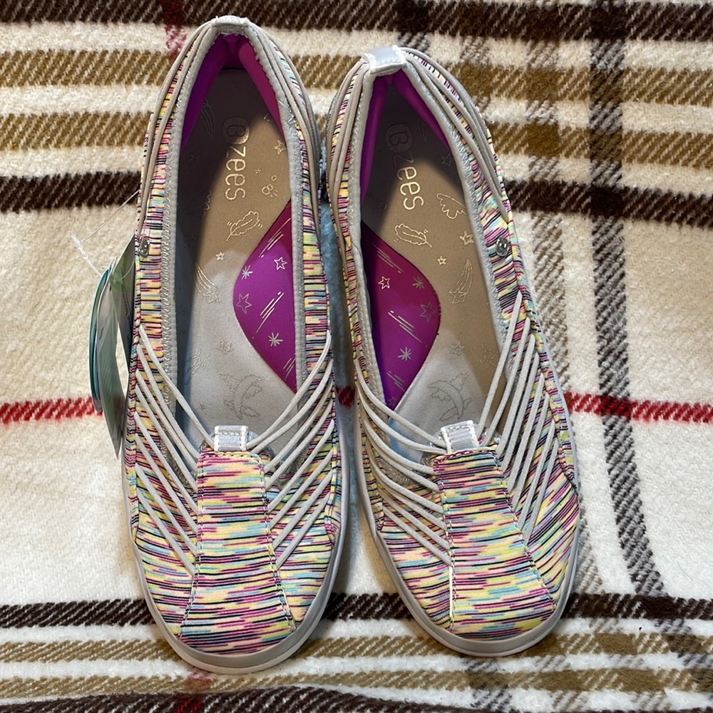 BZees Women's multi color  Niche Ballet Flat- Size 9